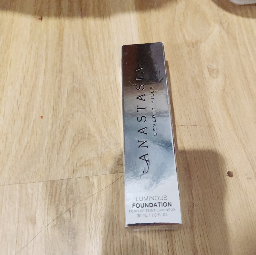 NWB Anastasia Beverly natural finish luminous foundation